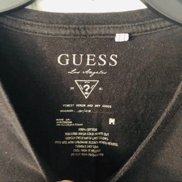 GUESS black V neck guess L.A graphic cotton shirt size medium - Picture 4 of 4